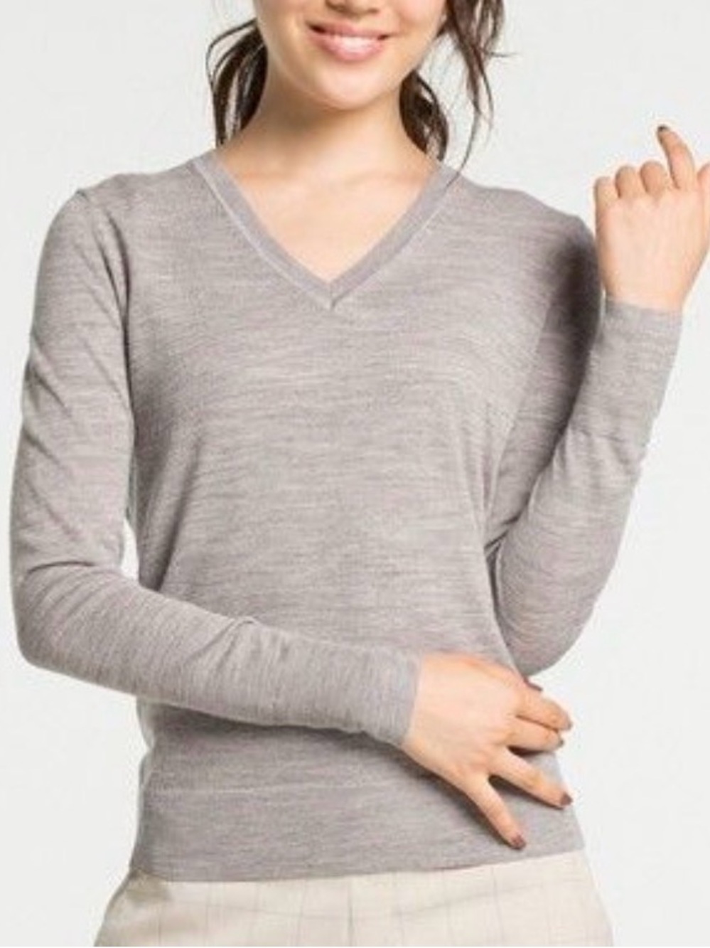Uniqlo Classic V-Neck Lightweight Women's Sweater - Gray 100% wool